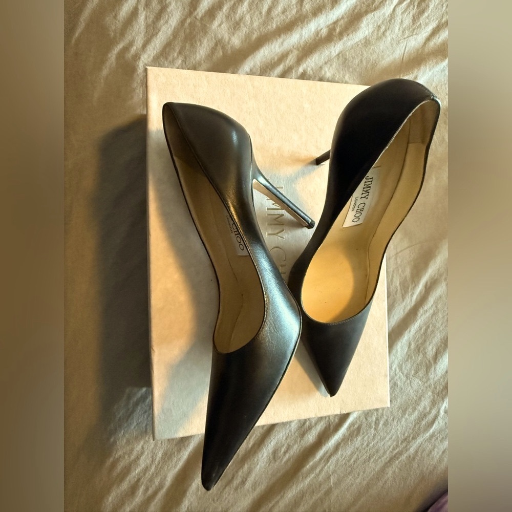 Authentic  Jimmy Choo Abel pumps in size 37 (black)